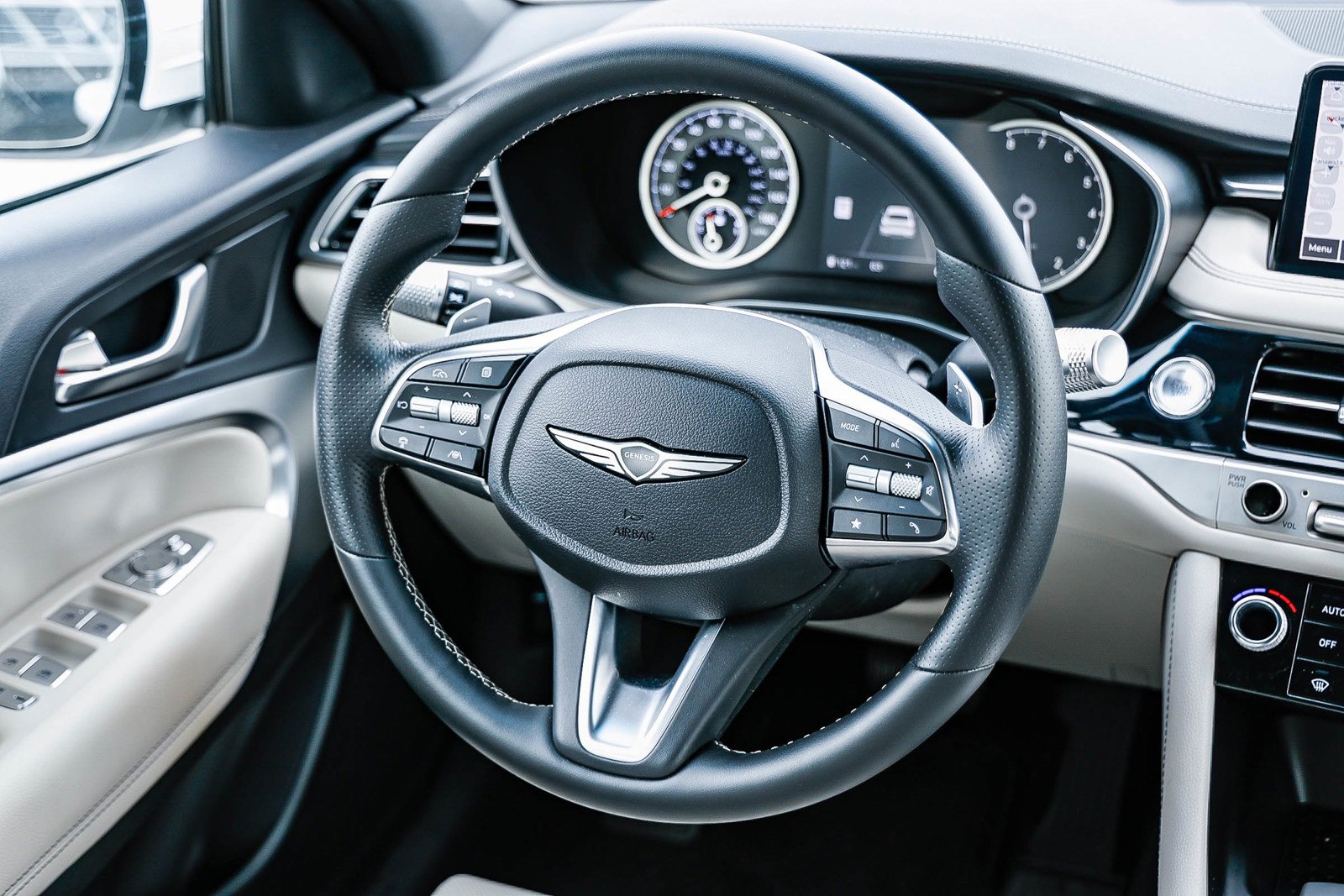 Used 2025 Genesis G70 2.5T image 13