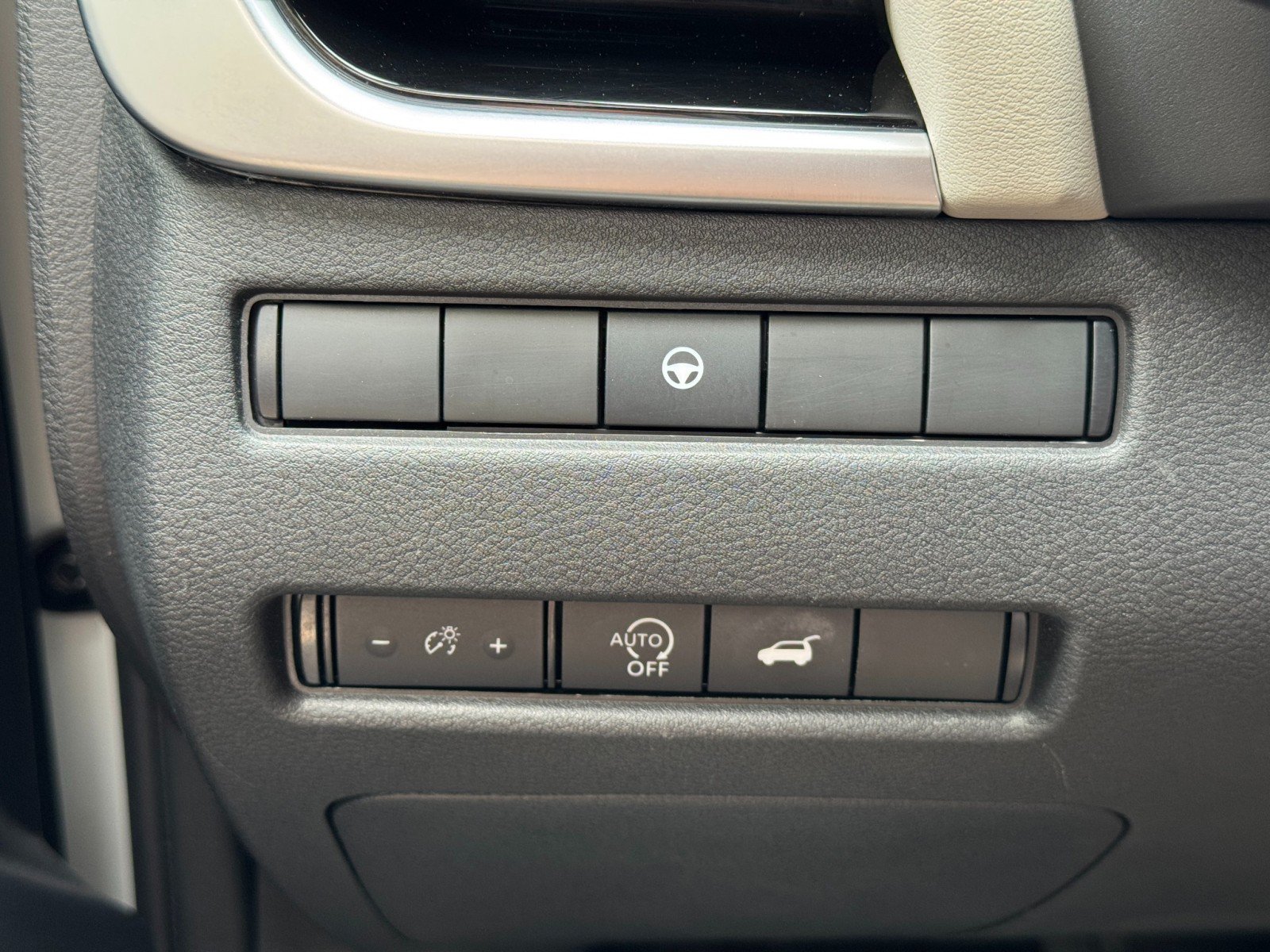 Used 2025 Nissan Rogue SL FWD image 16