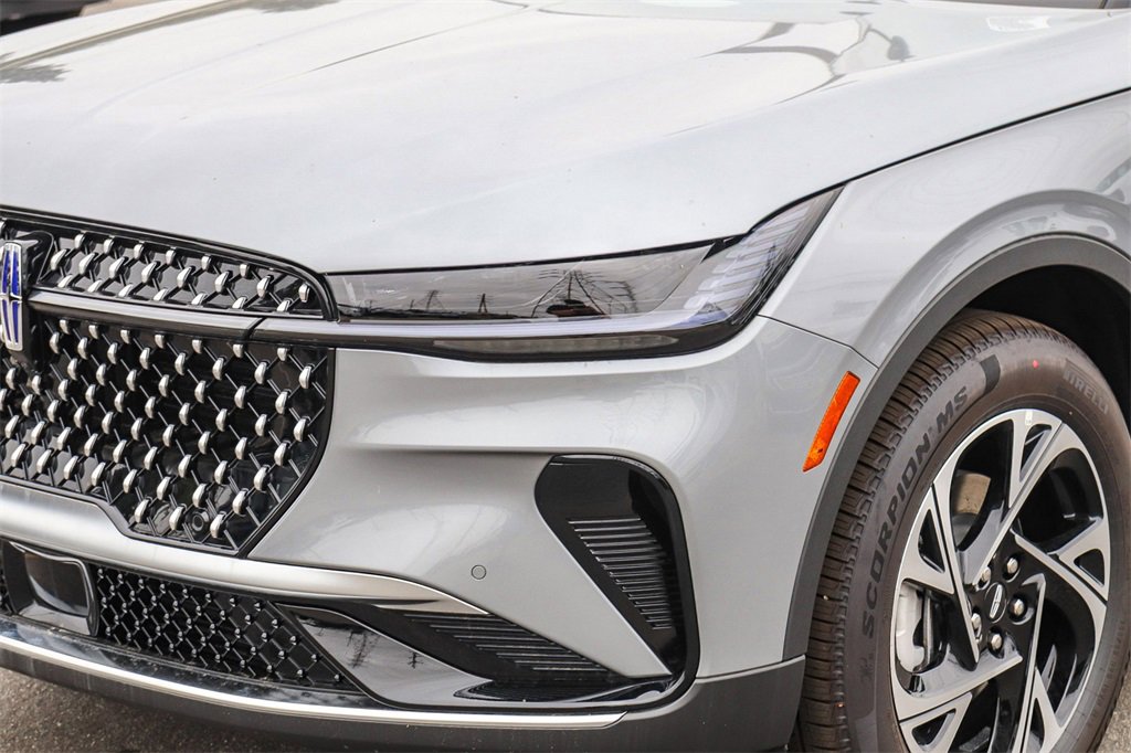 Used 2025 Lincoln Nautilus Premier image 4