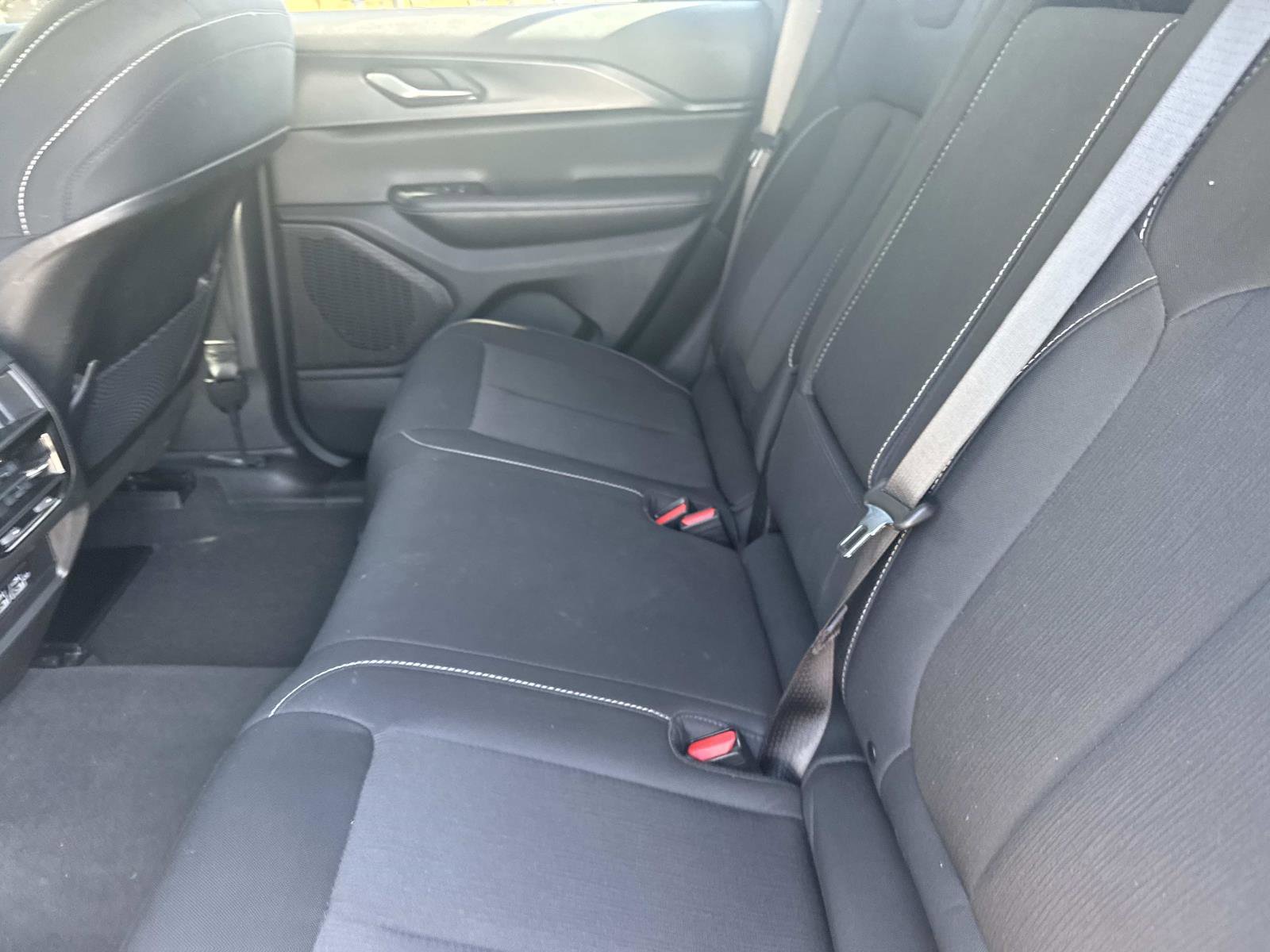 Used 2023 Jeep Grand Cherokee Laredo image 13