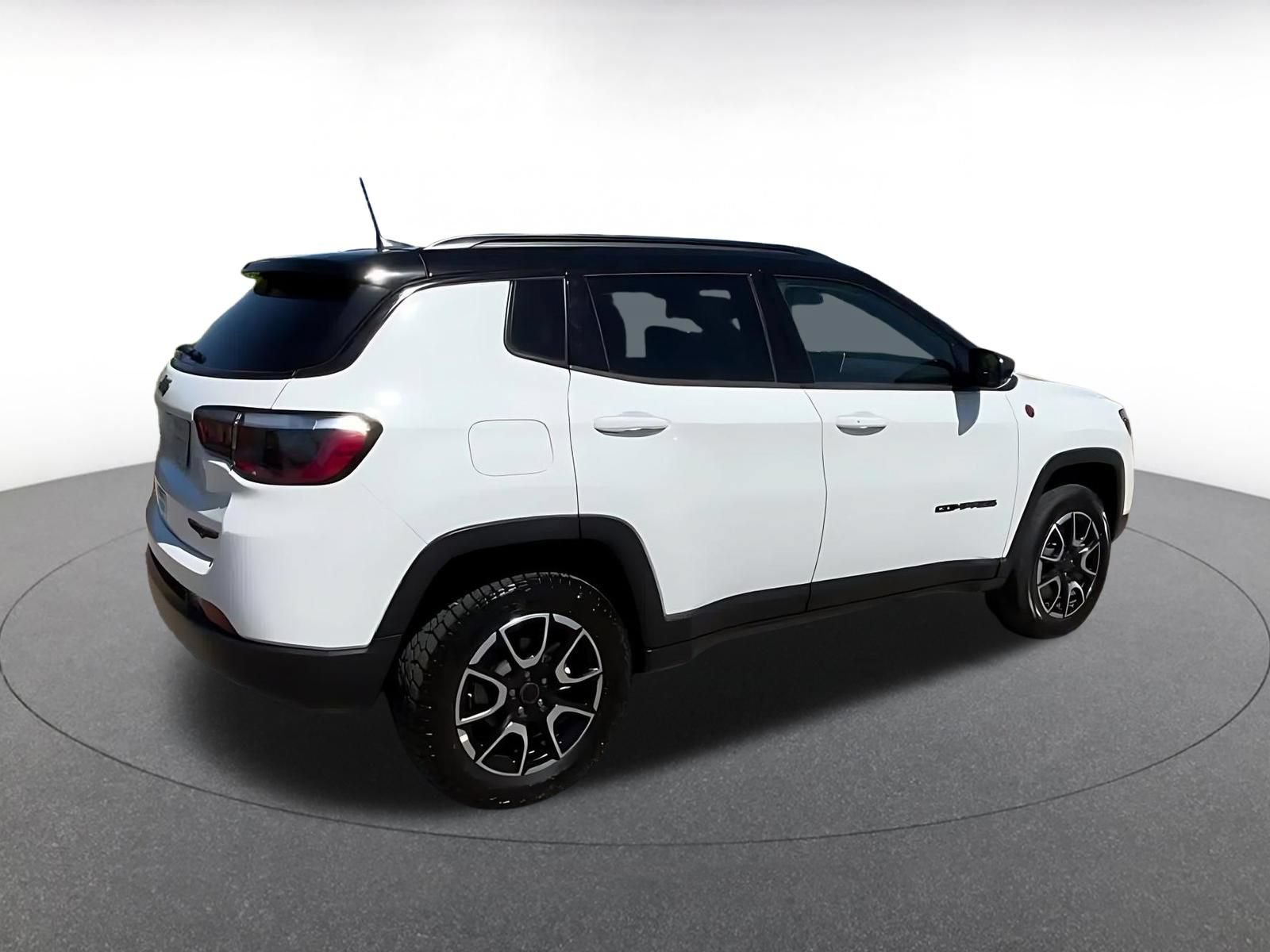 Used 2025 Jeep Compass Trailhawk AWD/4WD image 15