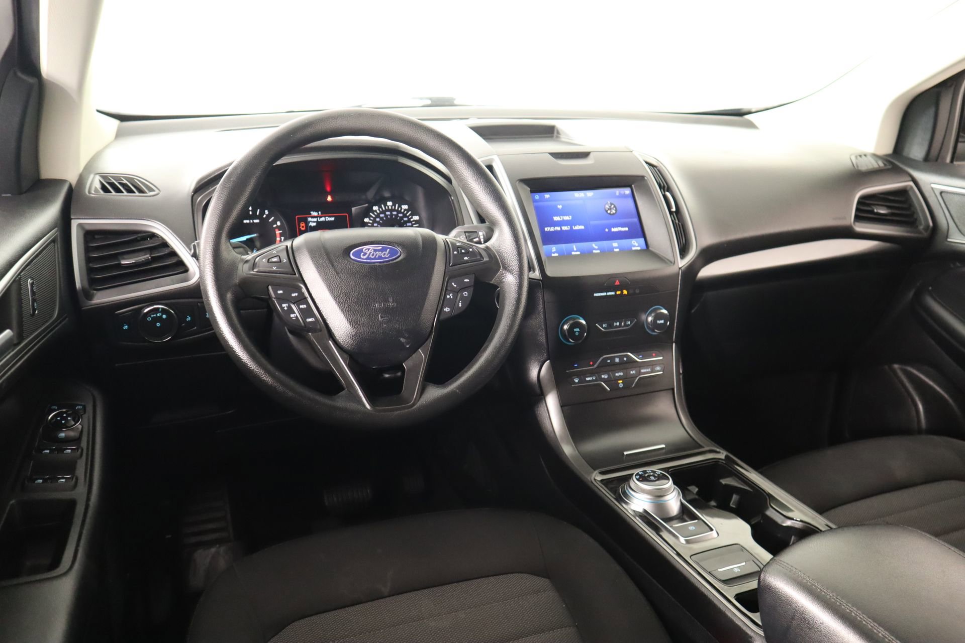 Used 2020 Ford Edge SE image 2