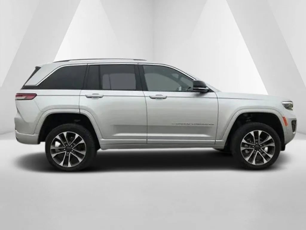 Used 2022 Jeep Grand Cherokee Overland w/ Luxury Tech Group IV image 8
