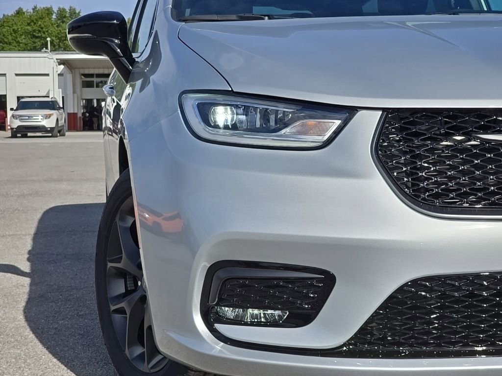 New 2026 Chrysler Pacifica Select w/ S Appearance Package image 9