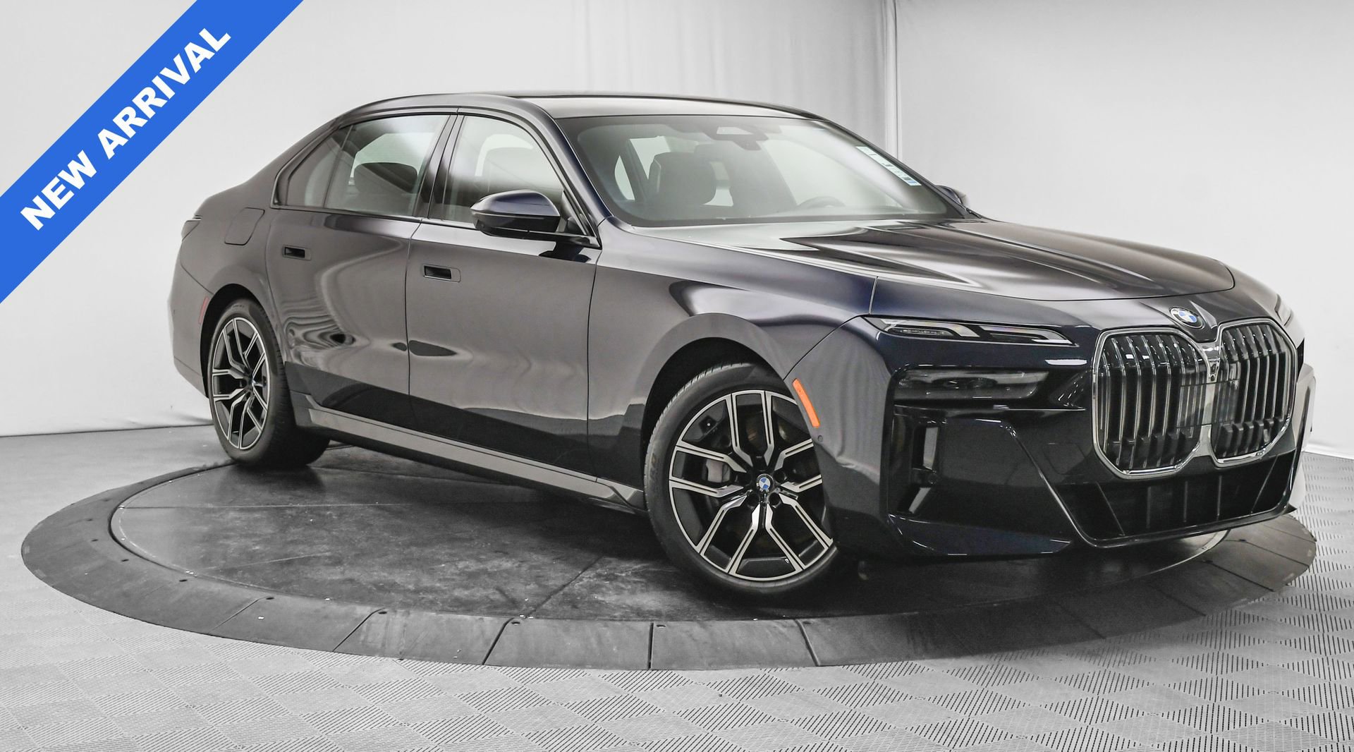 Used 2024 BMW 760i xDrive w/ Premium Package 2