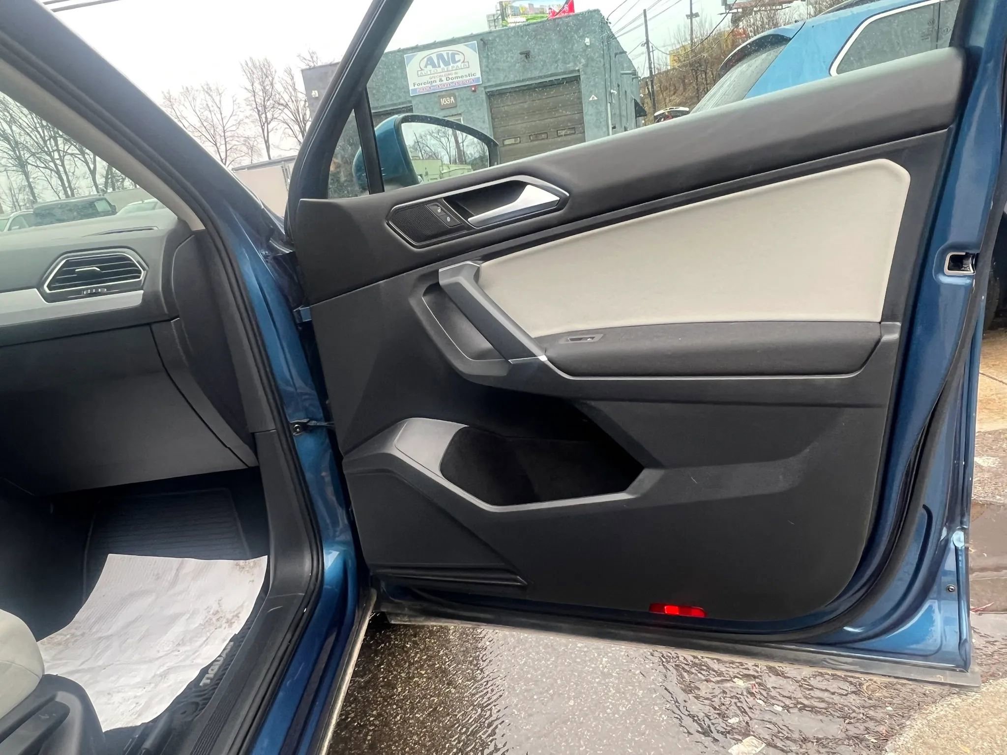 Used 2018 Volkswagen Tiguan S image 31