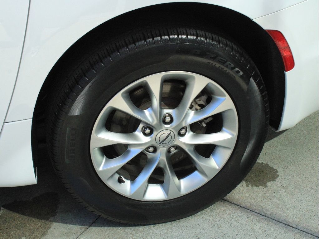 Used 2023 Chrysler Pacifica Touring-L AWD/4WD image 37