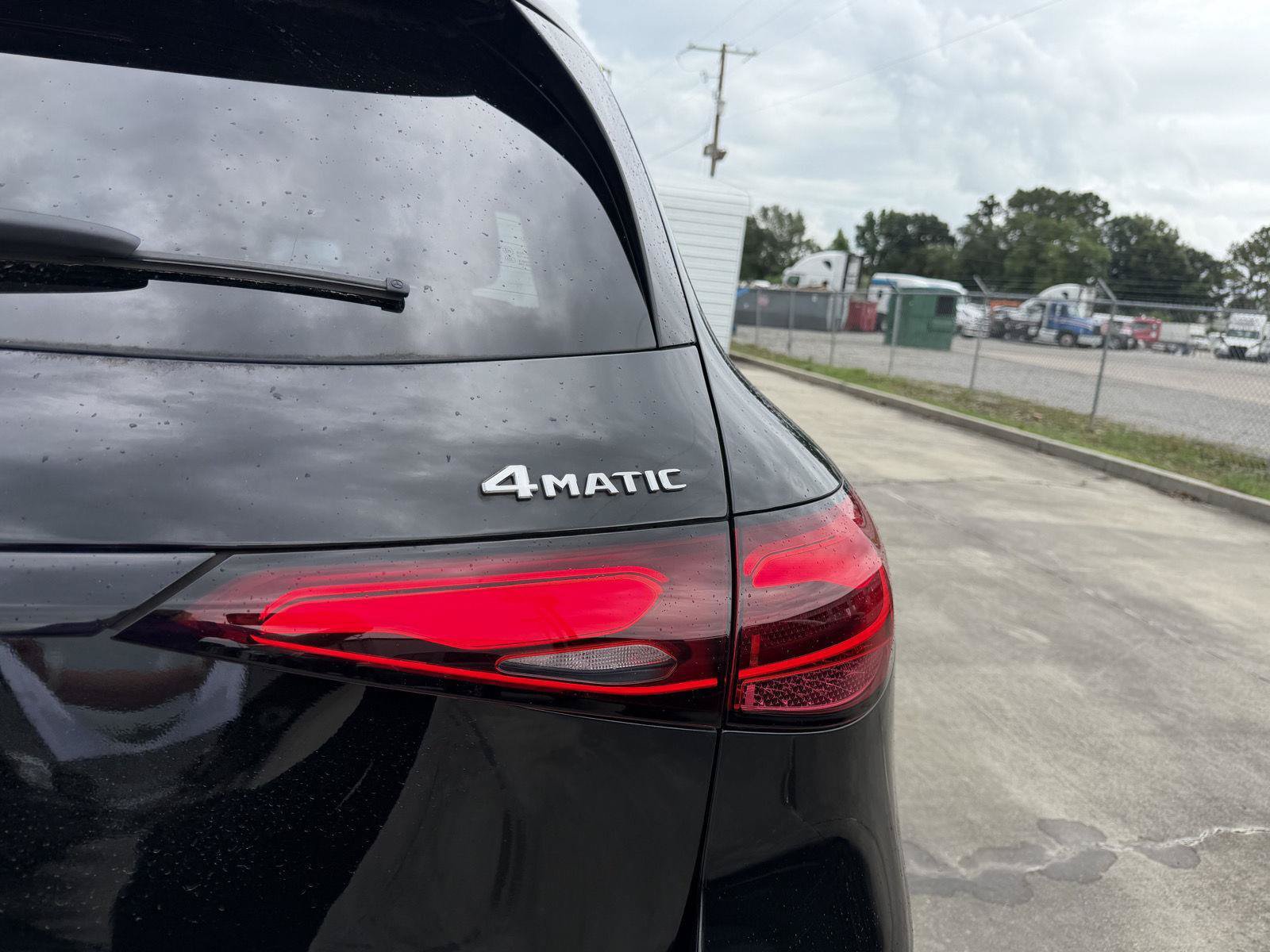 Used 2025 Mercedes-Benz GLC 300 4MATIC image 23