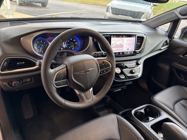 Used 2025 Chrysler Pacifica Select image 14
