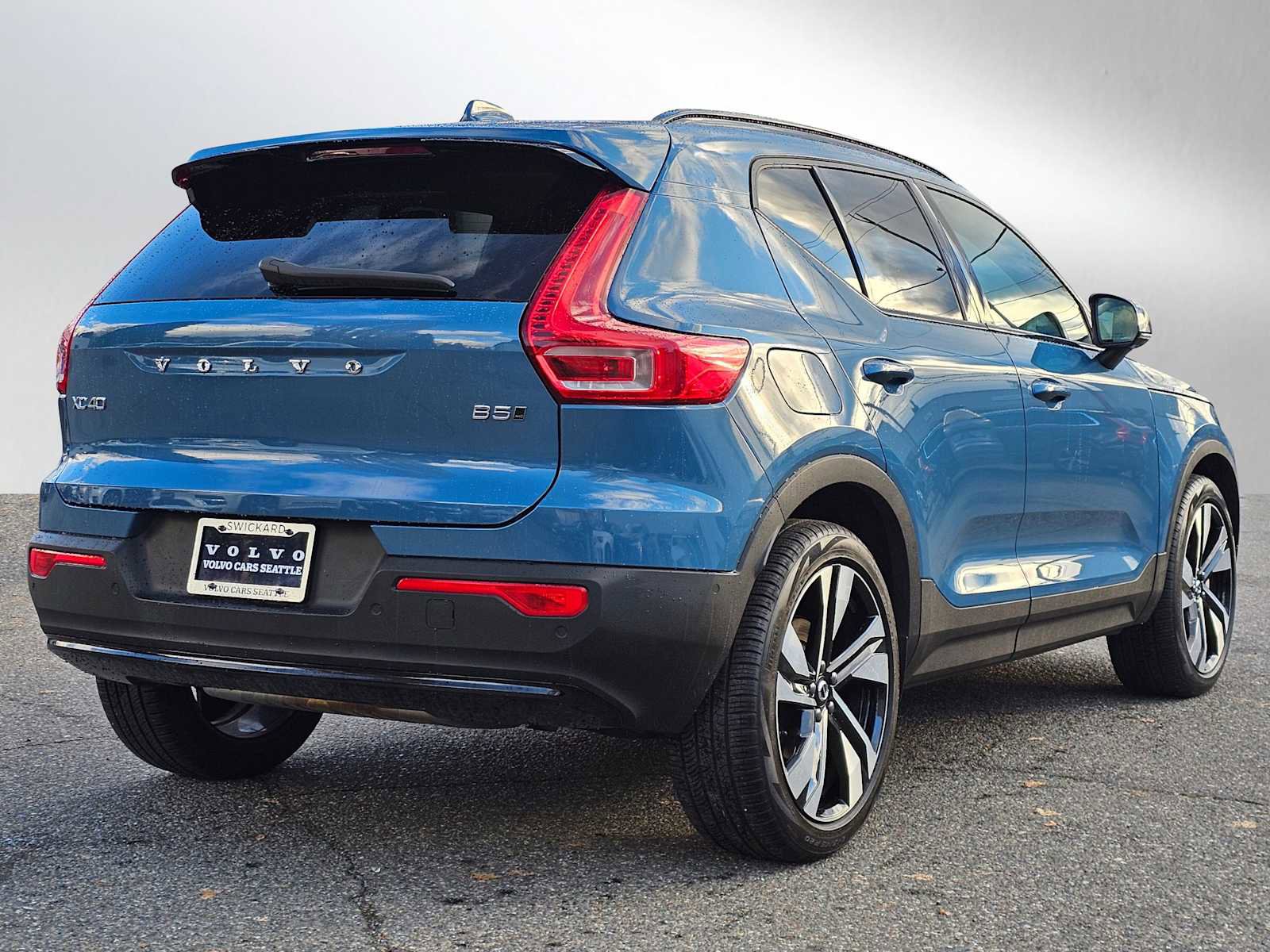 Certified 2024 Volvo XC40 B5 Plus w/ Protection Package Premier image 7