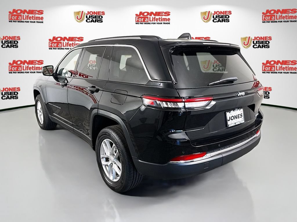 Used 2023 Jeep Grand Cherokee Laredo AWD/4WD image 2