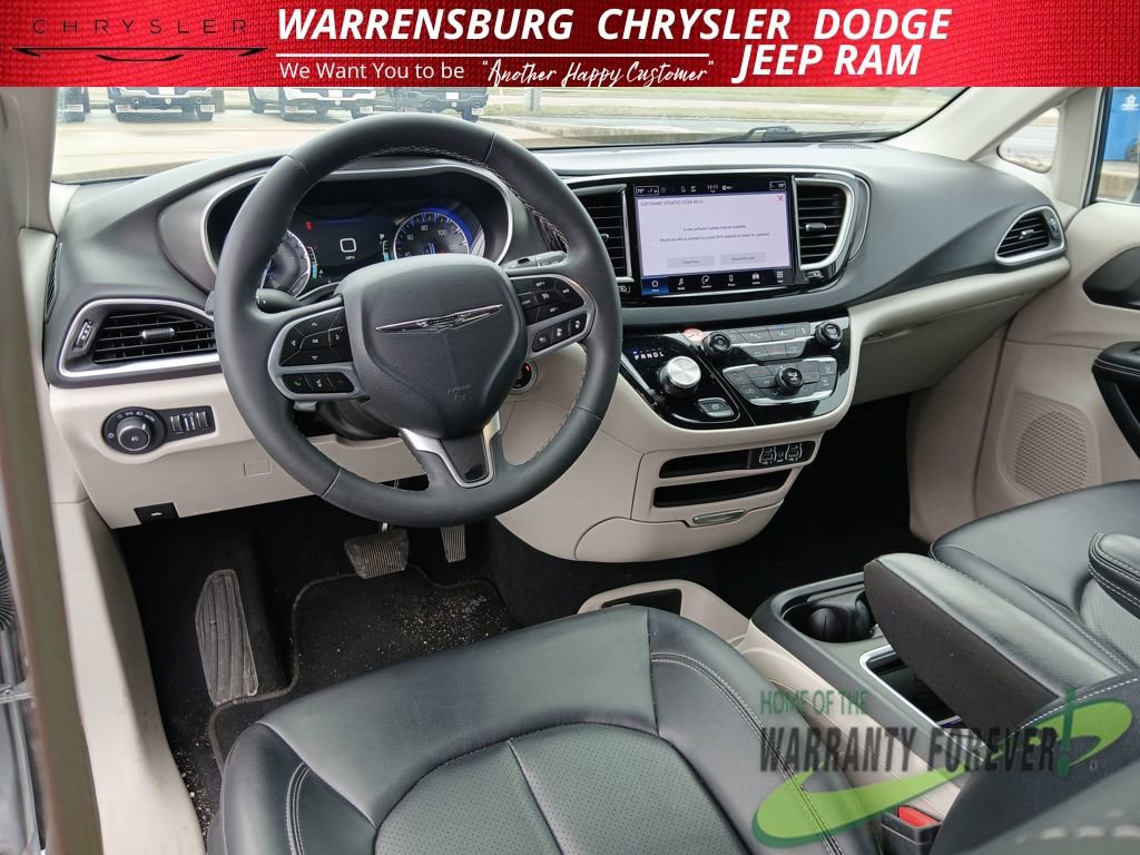 Used 2024 Chrysler Pacifica Touring-L image 15