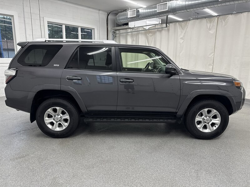 Used 2018 Toyota 4Runner SR5 AWD/4WD image 4