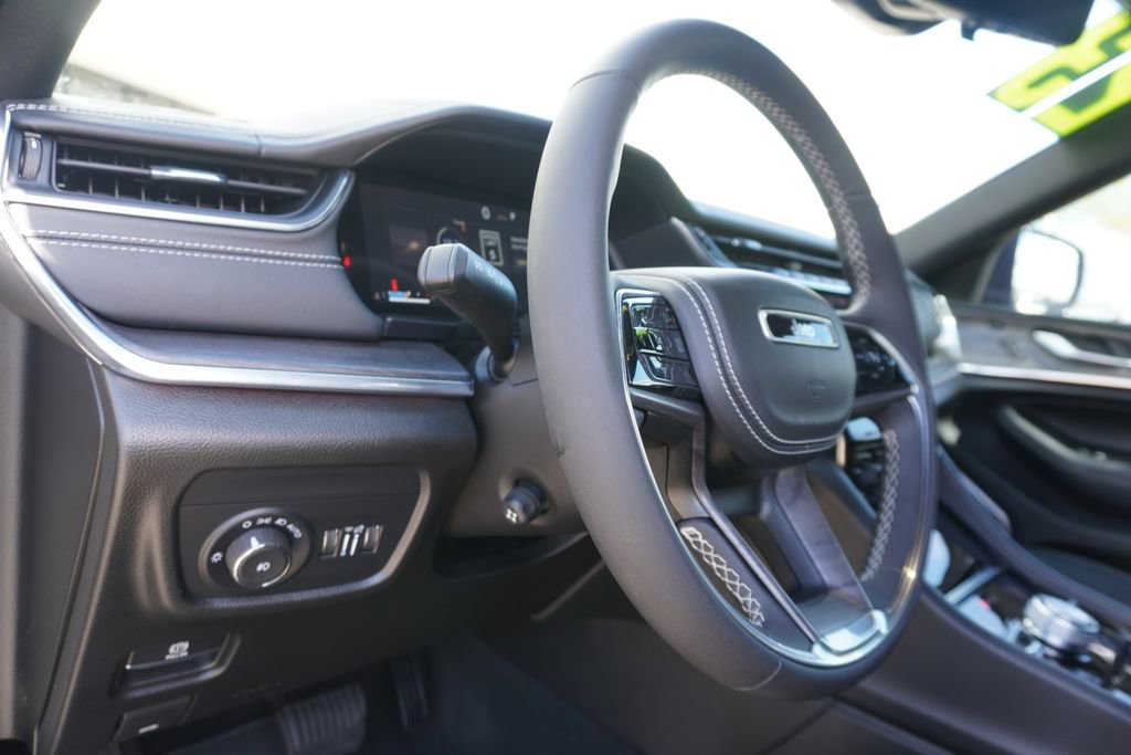 Used 2023 Jeep Grand Cherokee Overland w/ Luxury Tech Group IV AWD/4WD image 12