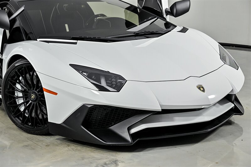 Used 2017 Lamborghini Aventador LP 750-4 Superveloce AWD/4WD image 2