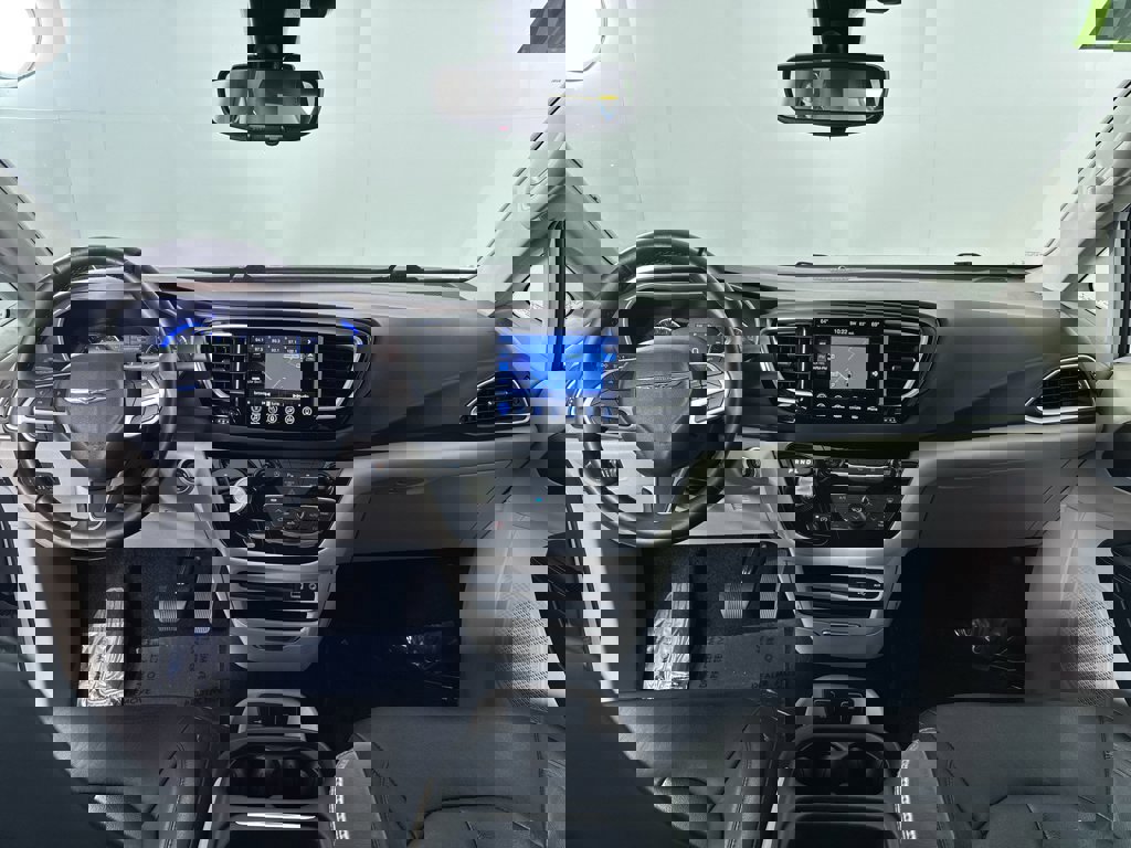 Used 2017 Chrysler Pacifica Touring-L image 5