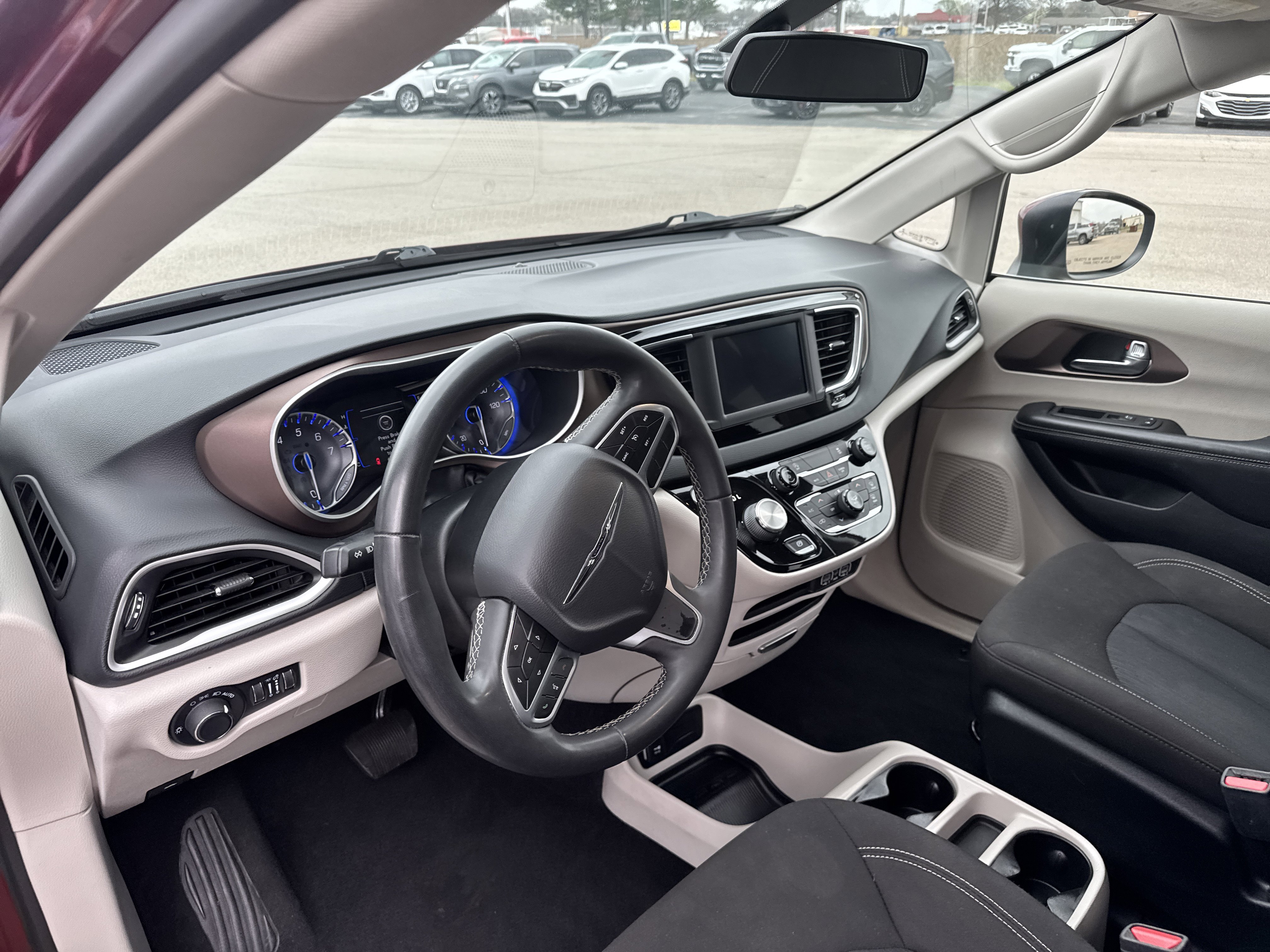 Used 2022 Chrysler Voyager LX FWD image 8