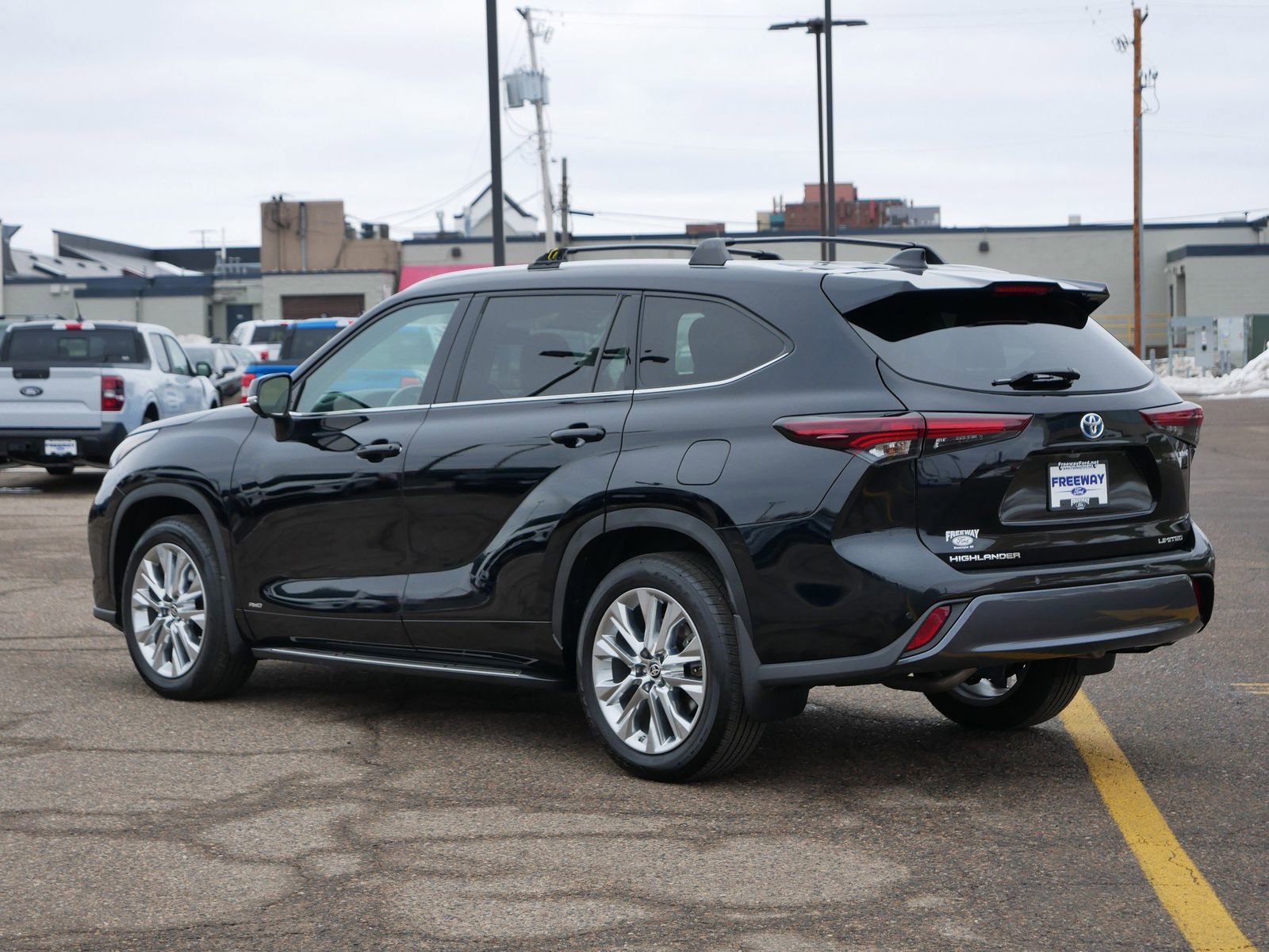 Used 2024 Toyota Highlander Limited image 3