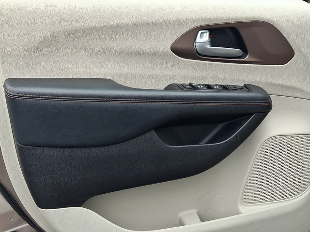 Used 2017 Chrysler Pacifica Touring-L Plus w/ Advanced Safetytec Group FWD image 15