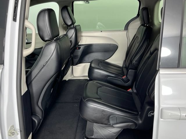 Used 2024 Chrysler Pacifica Touring-L FWD image 24