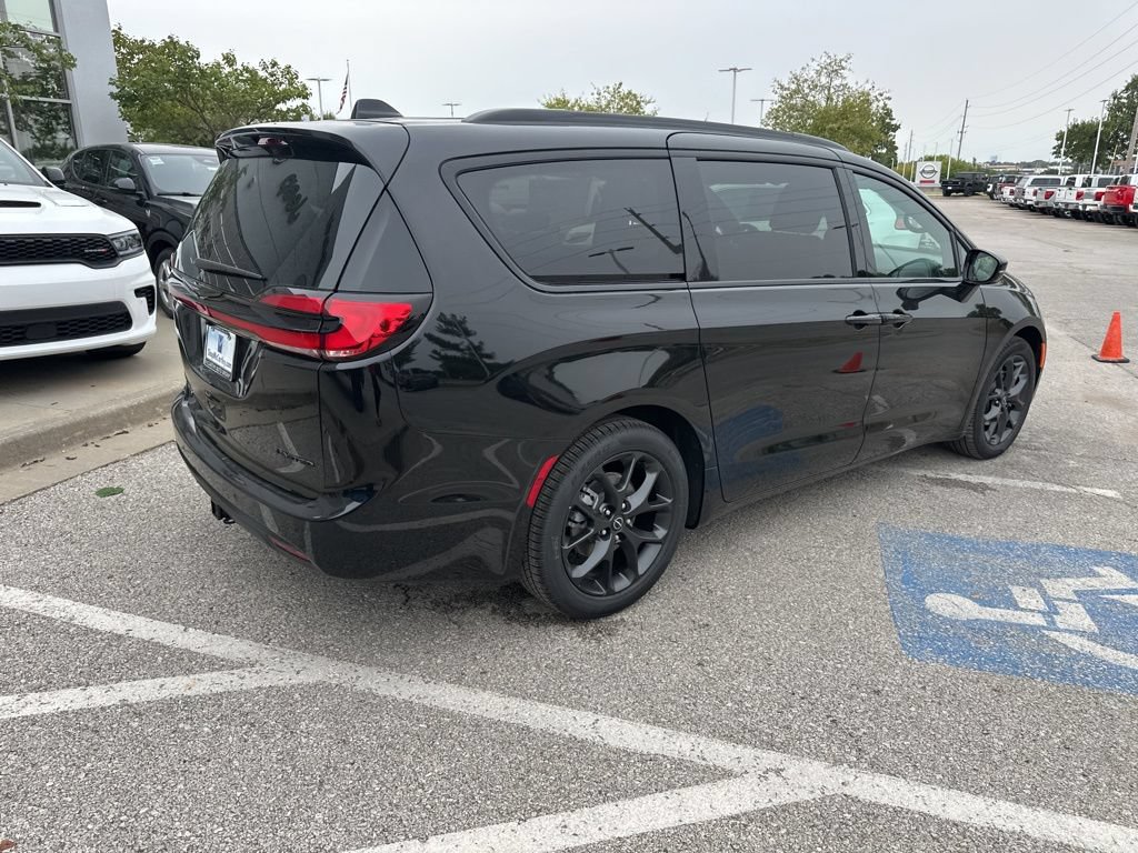 New 2026 Chrysler Pacifica Limited w/ S Appearance Package FWD image 32