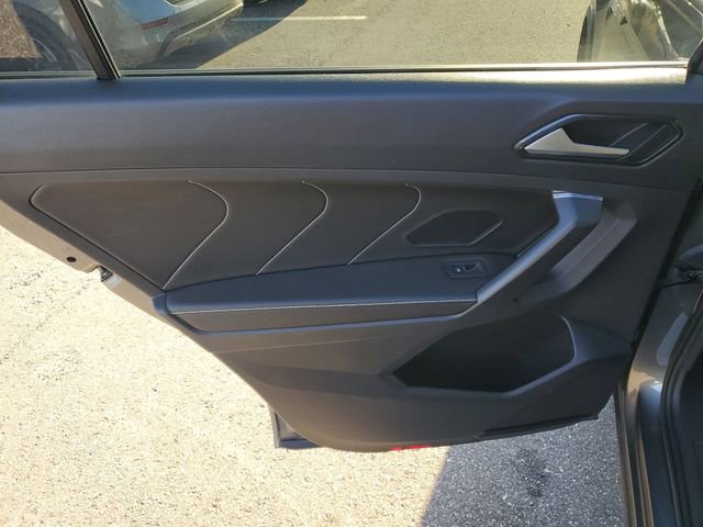 Used 2022 Volkswagen Tiguan SE R-Line image 9