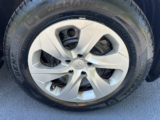 Used 2022 Toyota RAV4 LE FWD image 9