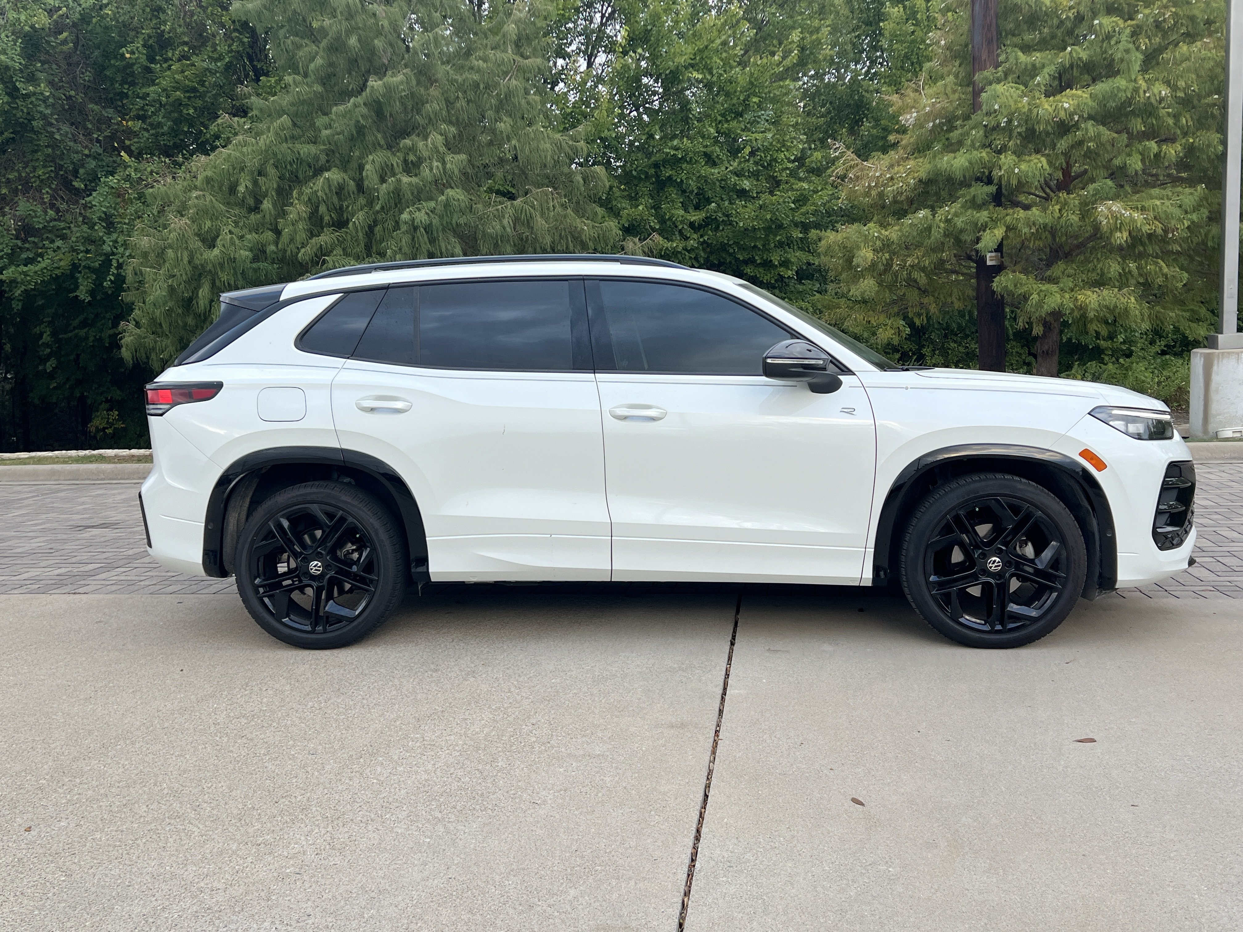 Certified 2026 Volkswagen Tiguan SE R-Line FWD image 10