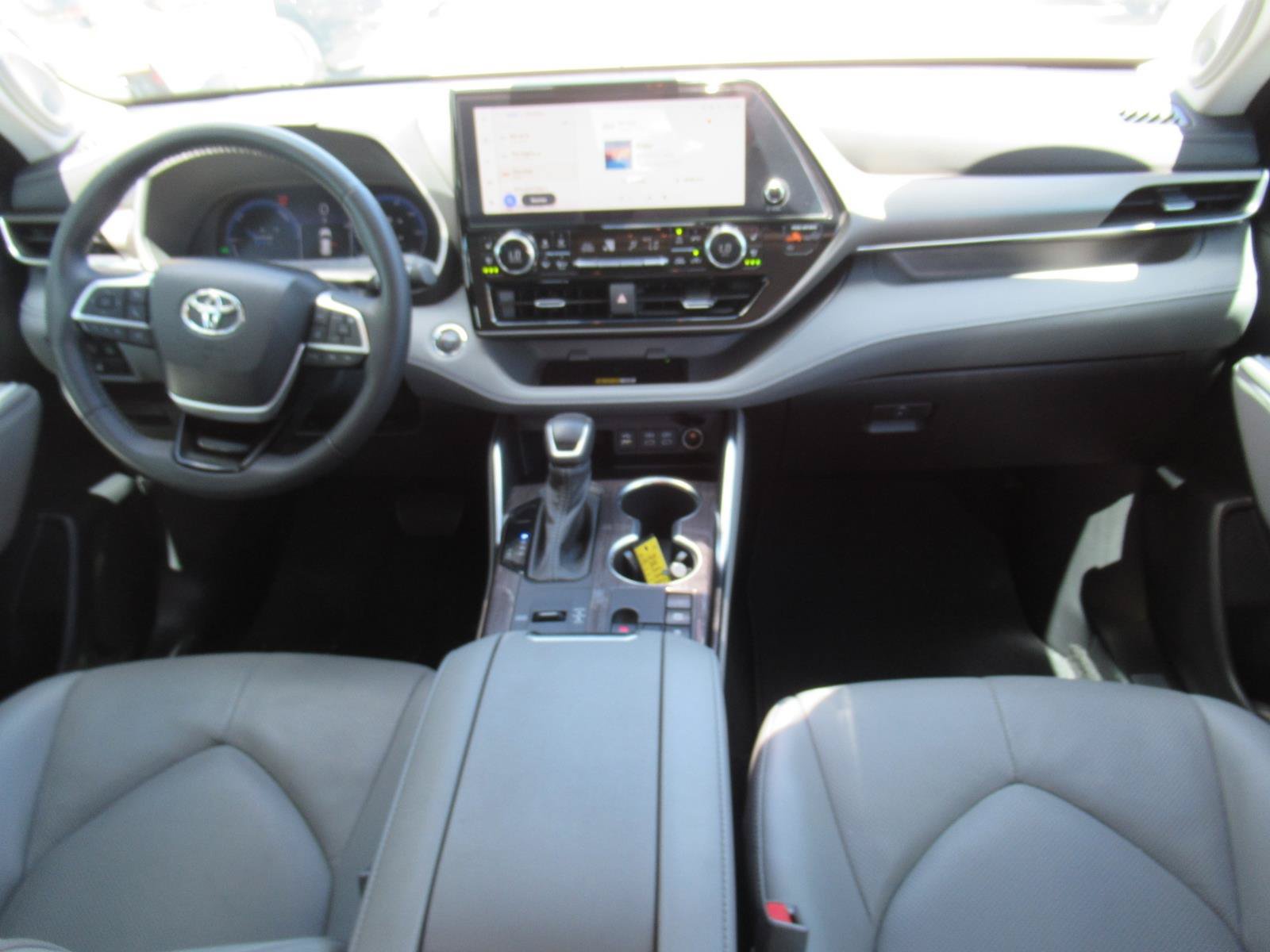 Used 2023 Toyota Highlander Limited FWD image 13