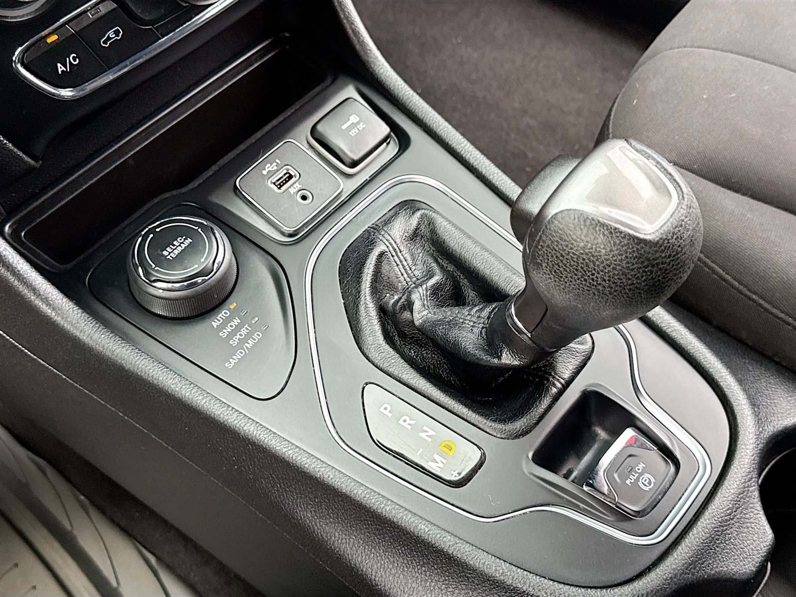 Used 2019 Jeep Cherokee Latitude w/ Cold Weather Group AWD/4WD image 11