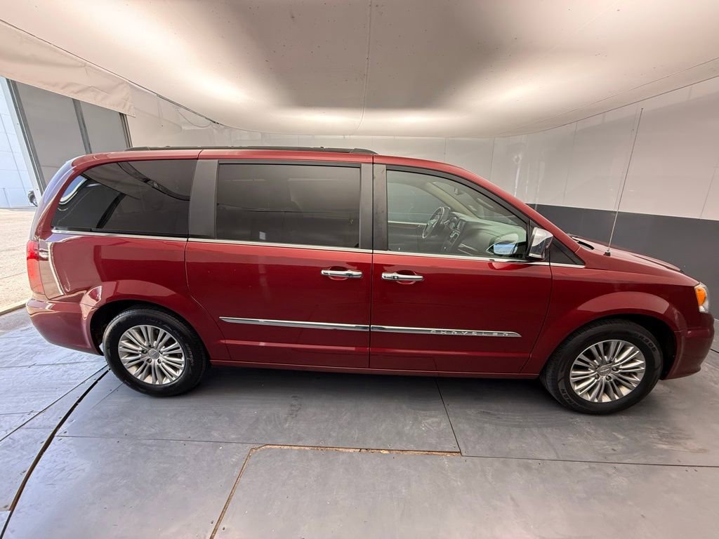 Used 2016 Chrysler Town & Country Touring-L image 13