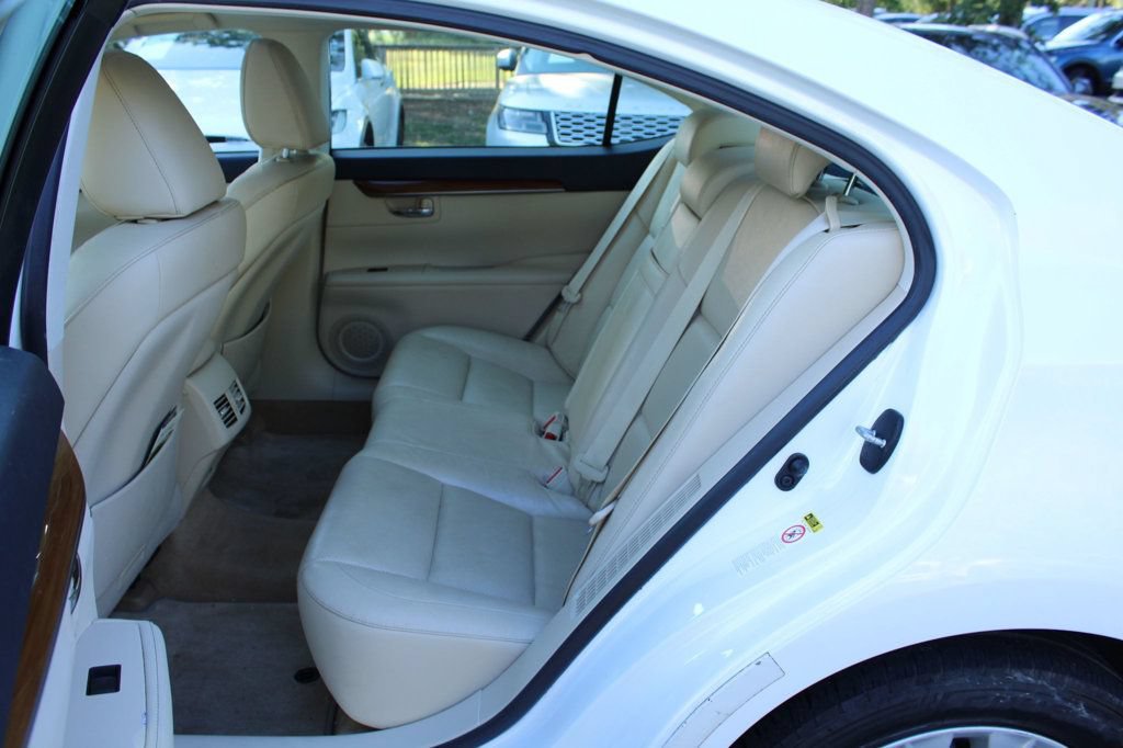 Used 2014 Lexus ES 300h w/ Luxury Package w/Bamboo Trim FWD image 32