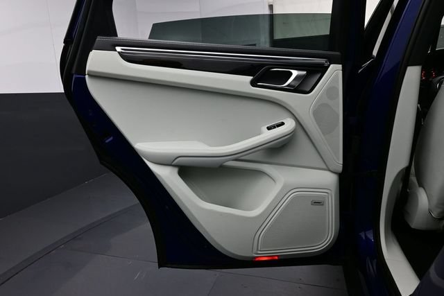 Certified 2025 Porsche Macan AWD/4WD image 13