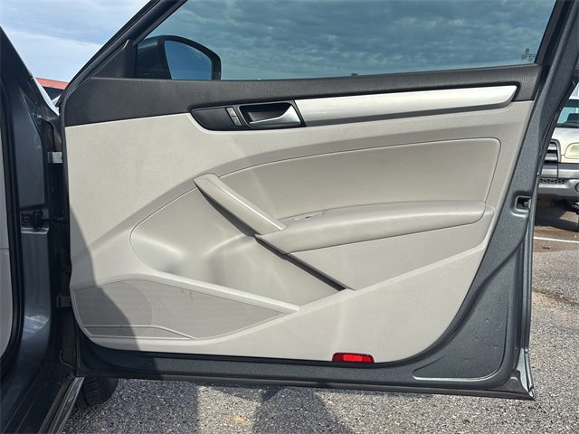 Used 2015 Volkswagen Passat 1.8T Limited Edition image 9