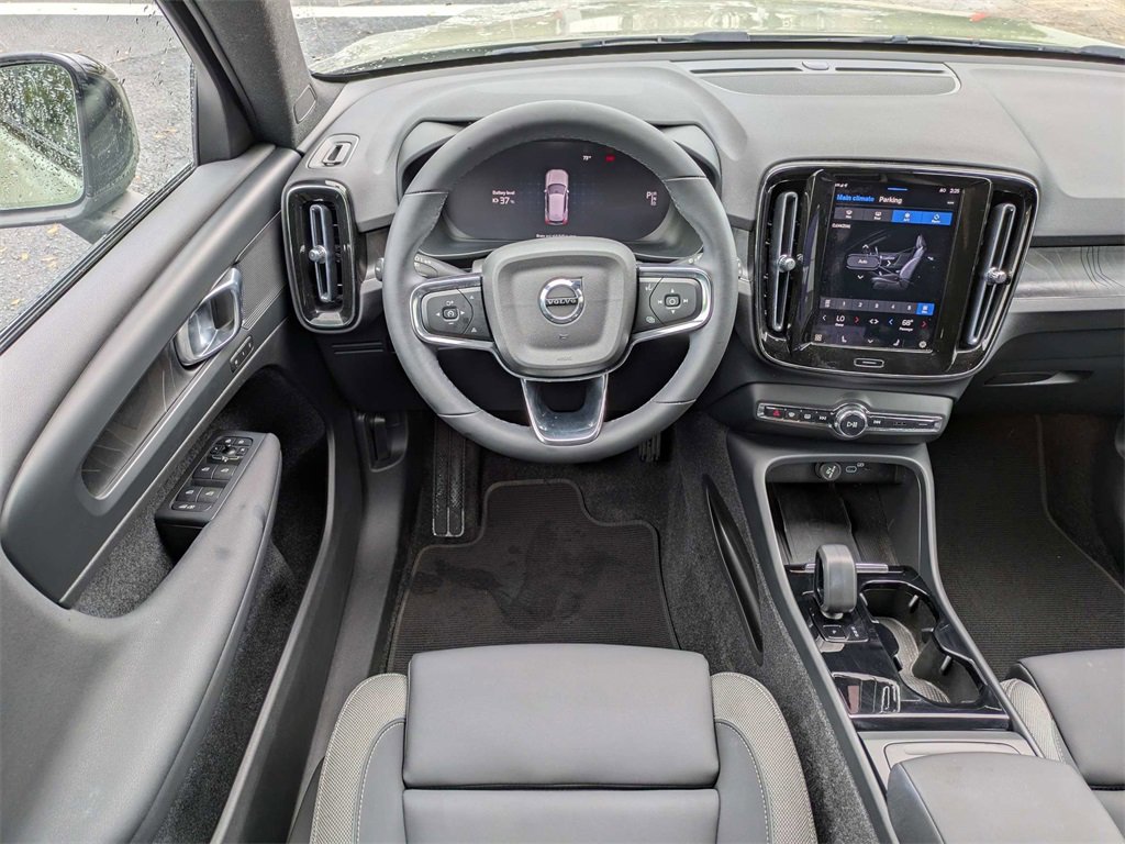Used 2023 Volvo XC40 Recharge Core image 18