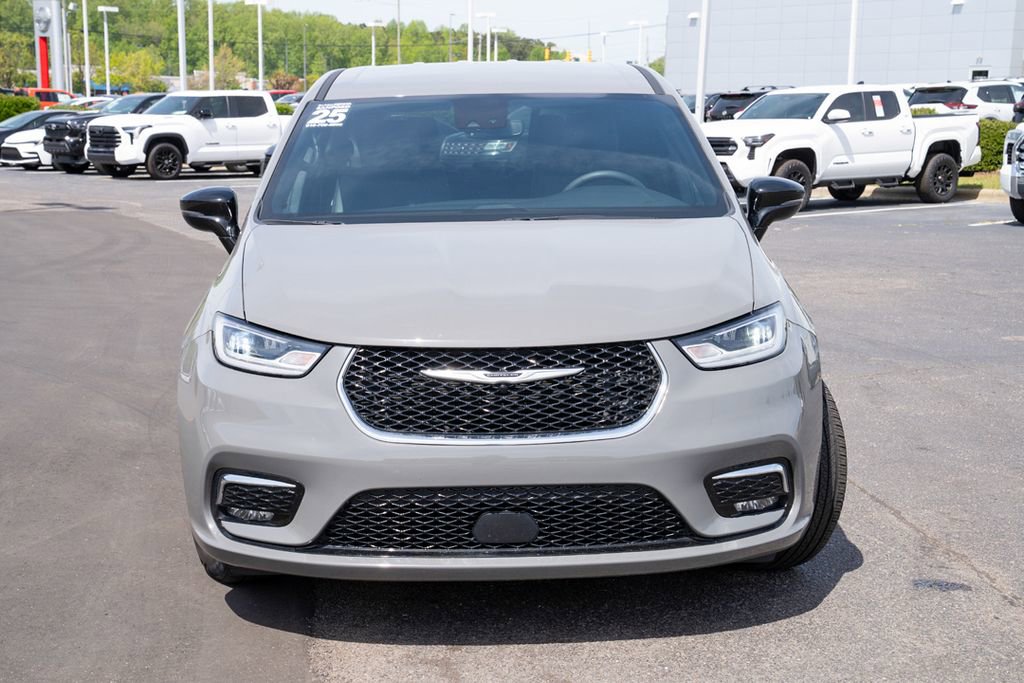 Used 2025 Chrysler Pacifica Select image 2