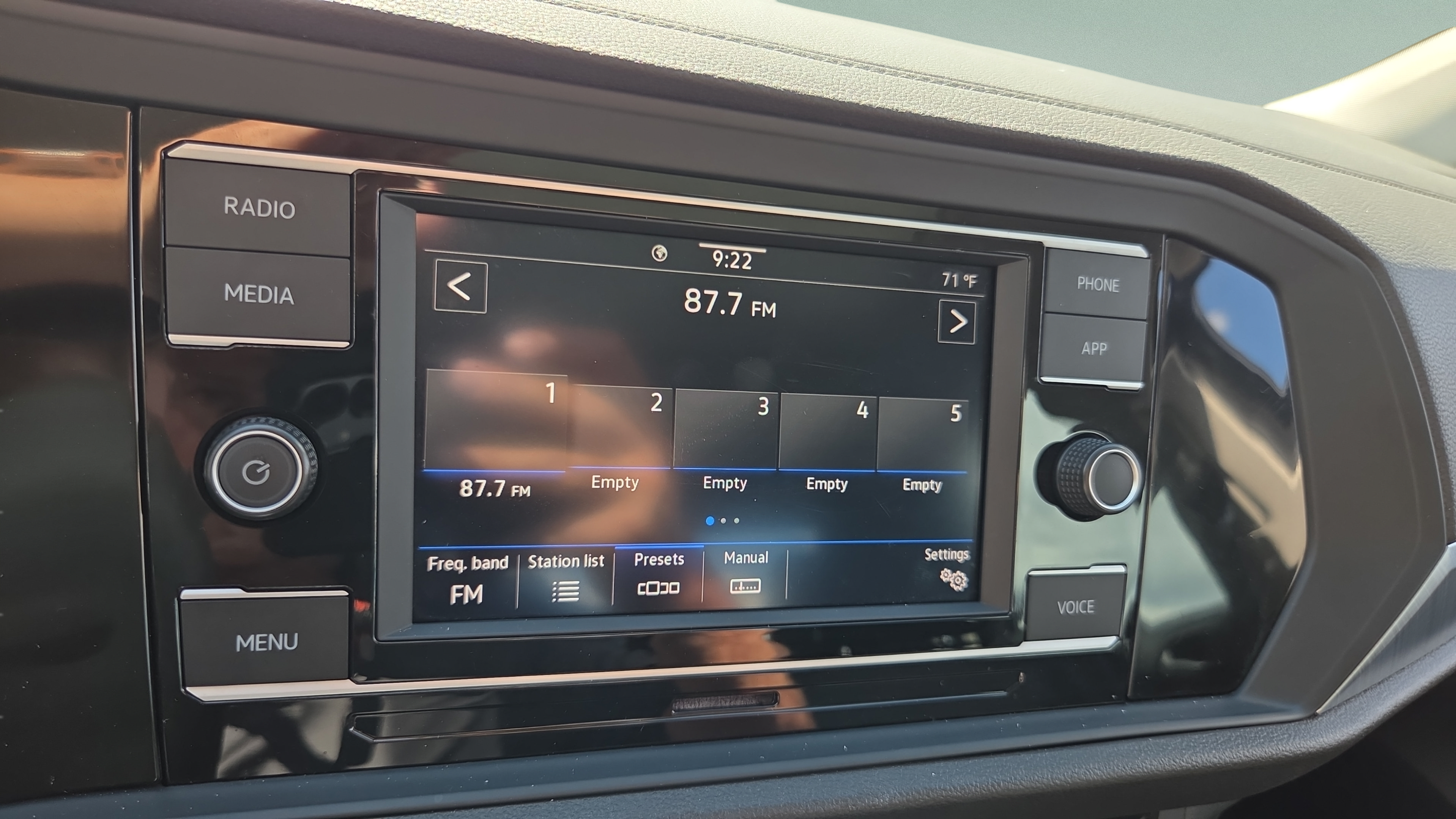 Used 2023 Volkswagen Jetta SE w/ Panoramic Sunroof Package FWD image 19