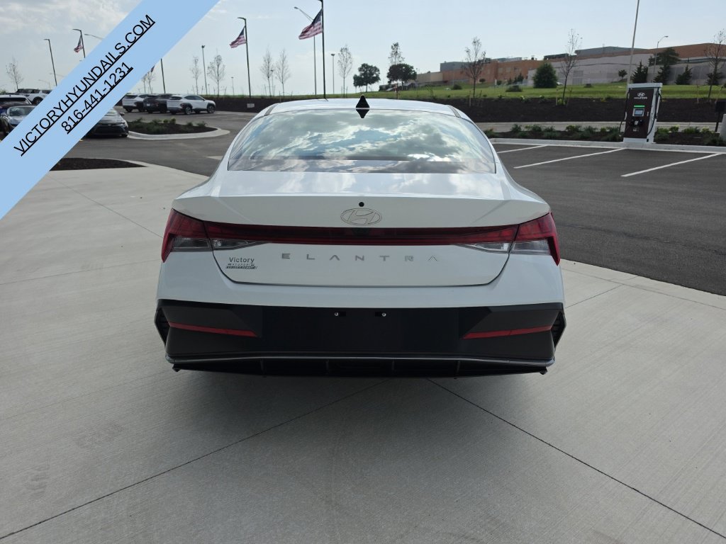 Used 2025 Hyundai Elantra SEL FWD image 4