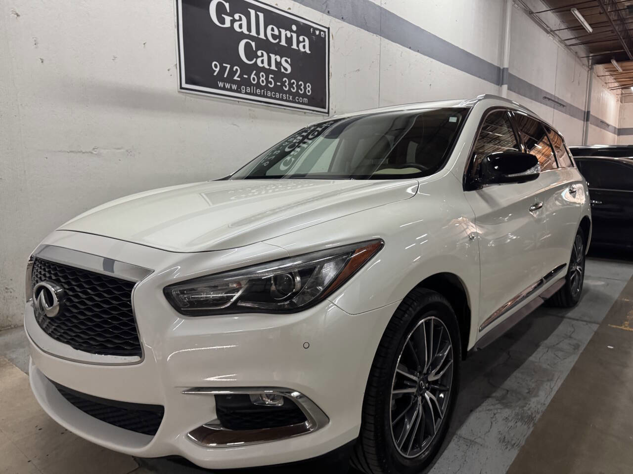 Used 2019 INFINITI QX60 Luxe w/ Essential Package image 2