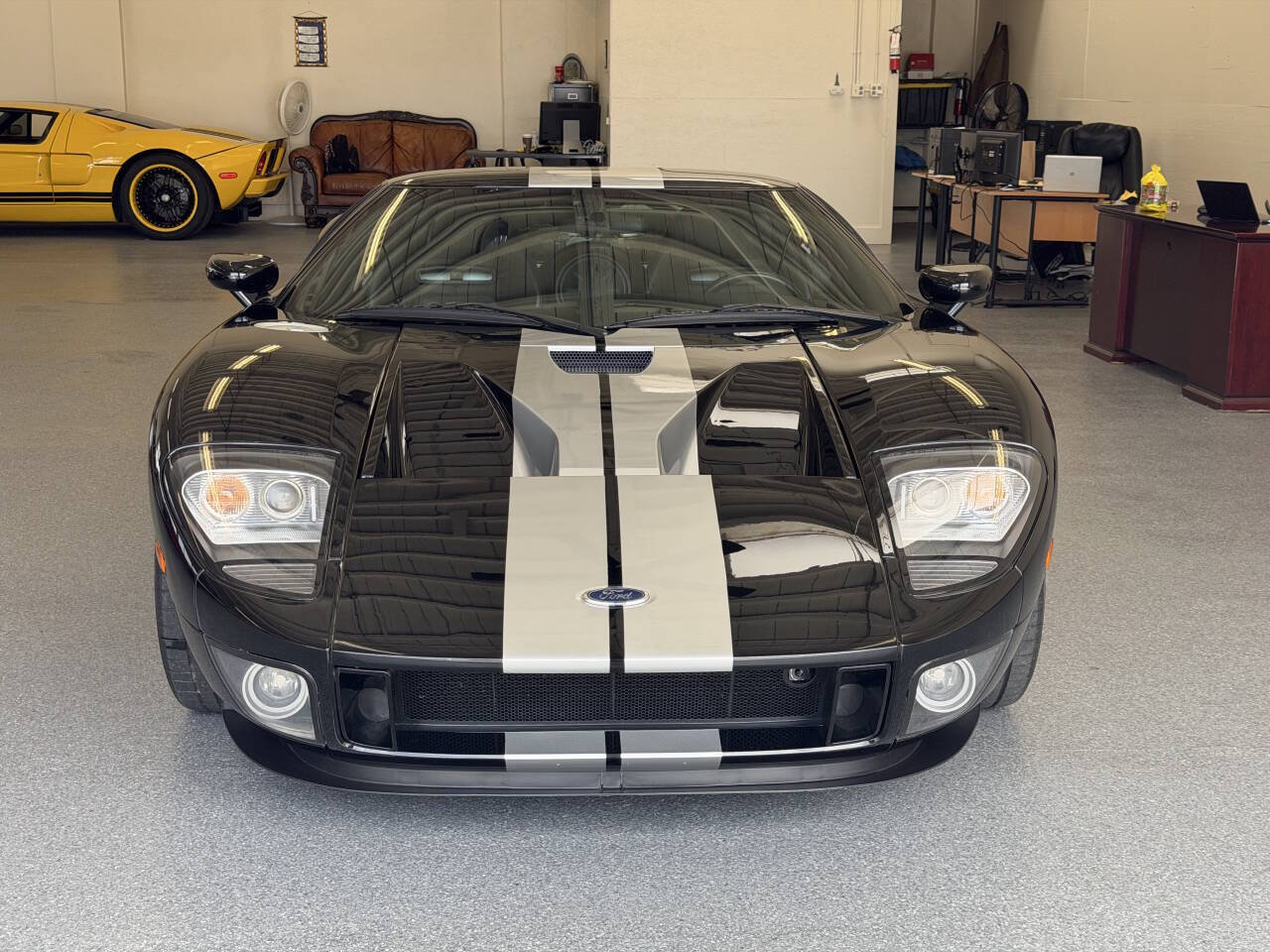Used 2005 Ford GT RWD image 3