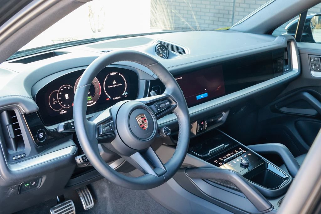 Certified 2025 Porsche Cayenne E-Hybrid Coupe image 4