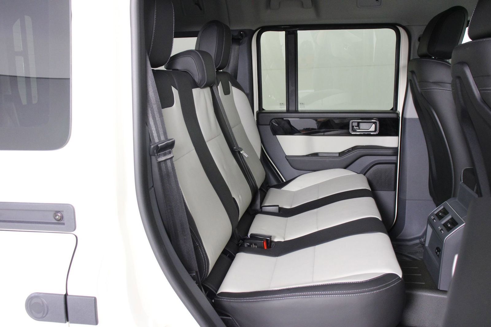 Used 2025 INEOS Grenadier Fieldmaster Edition image 32