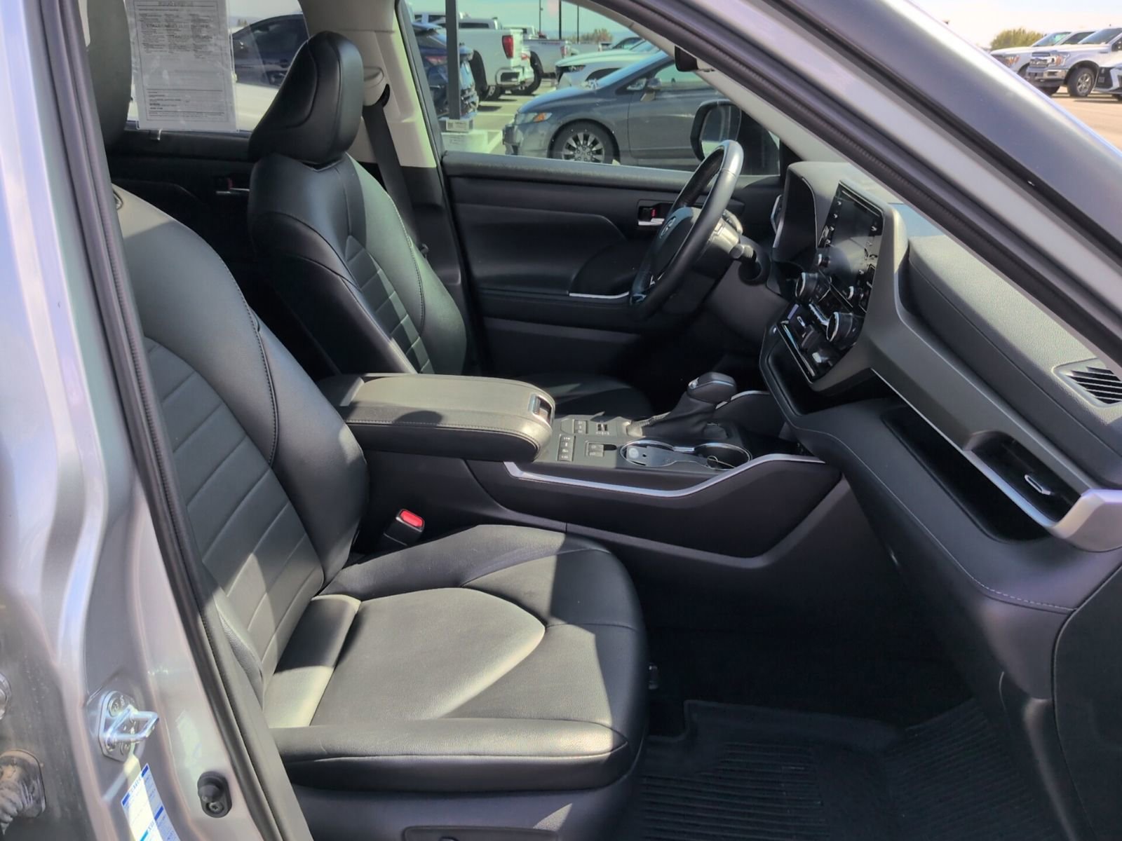 Used 2021 Toyota Highlander XLE AWD/4WD image 16