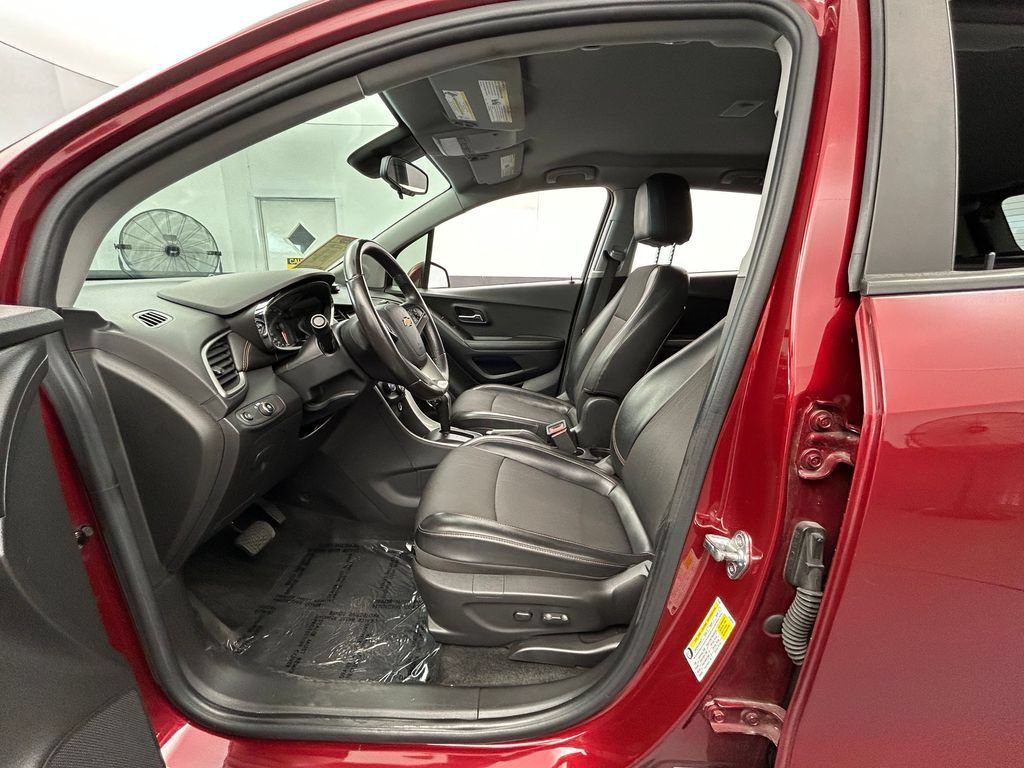 Used 2021 Chevrolet Trax LT w/ LT Convenience Package FWD image 41