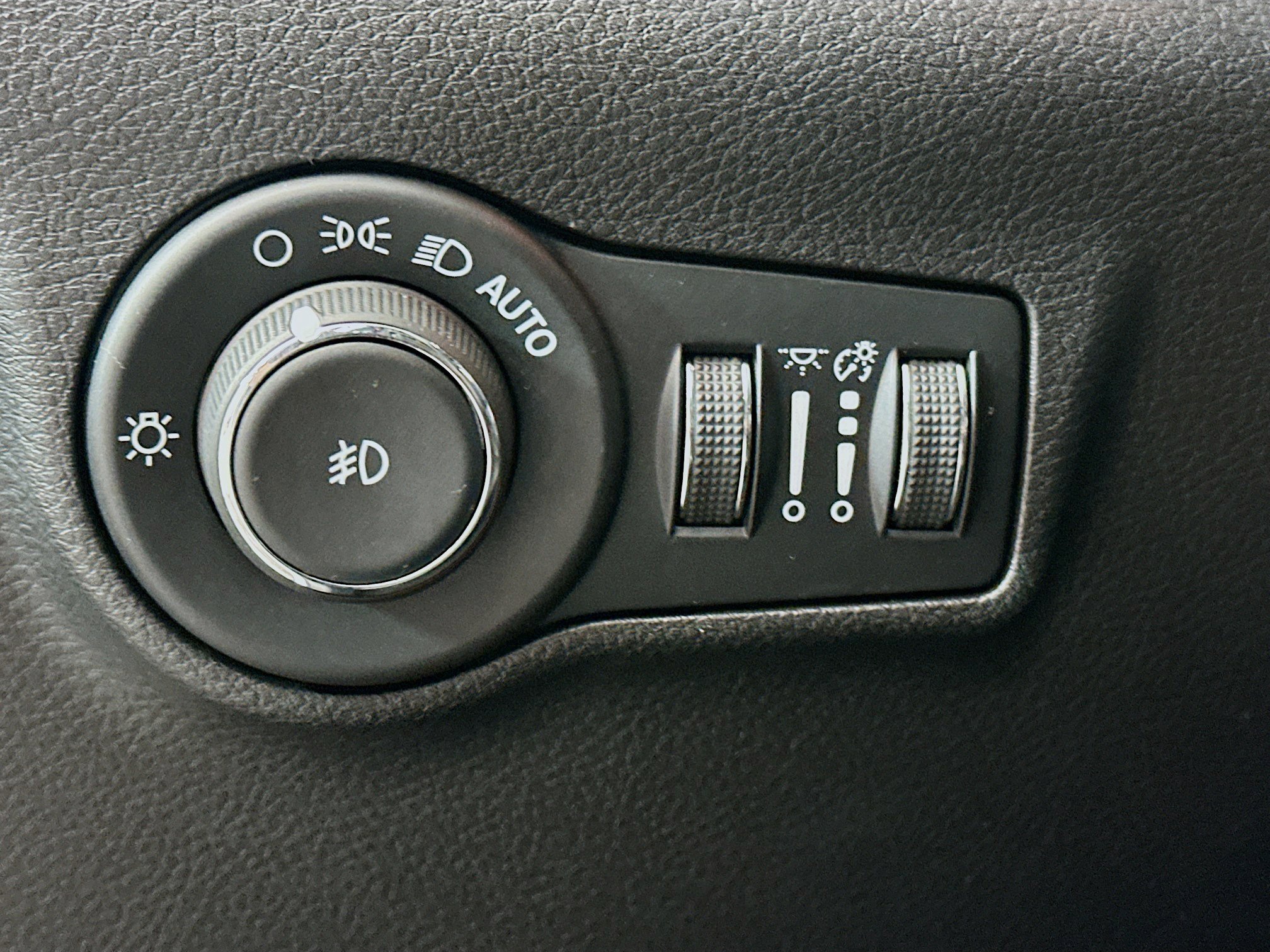 Used 2025 Jeep Compass Limited image 17