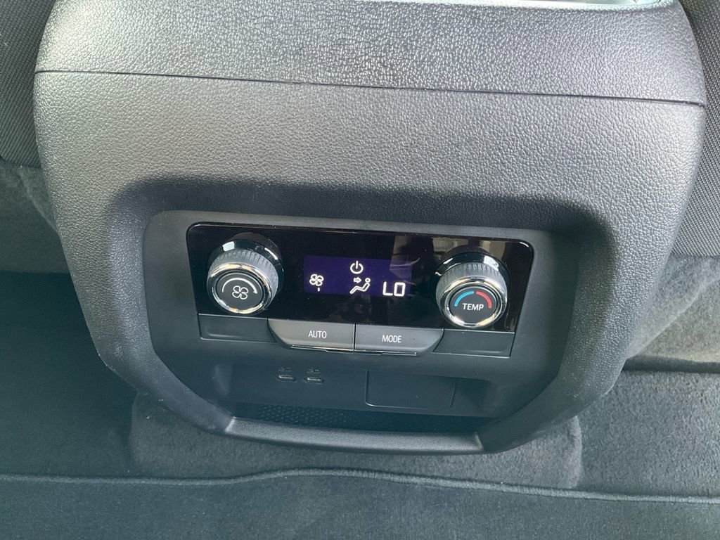 Used 2025 Chevrolet Traverse LT image 22