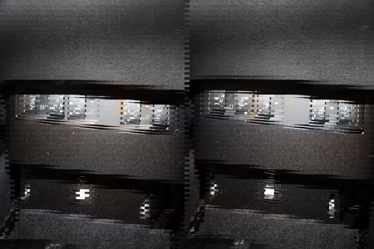 Used 2023 Lexus ES 300h w/ Premium Package image 9