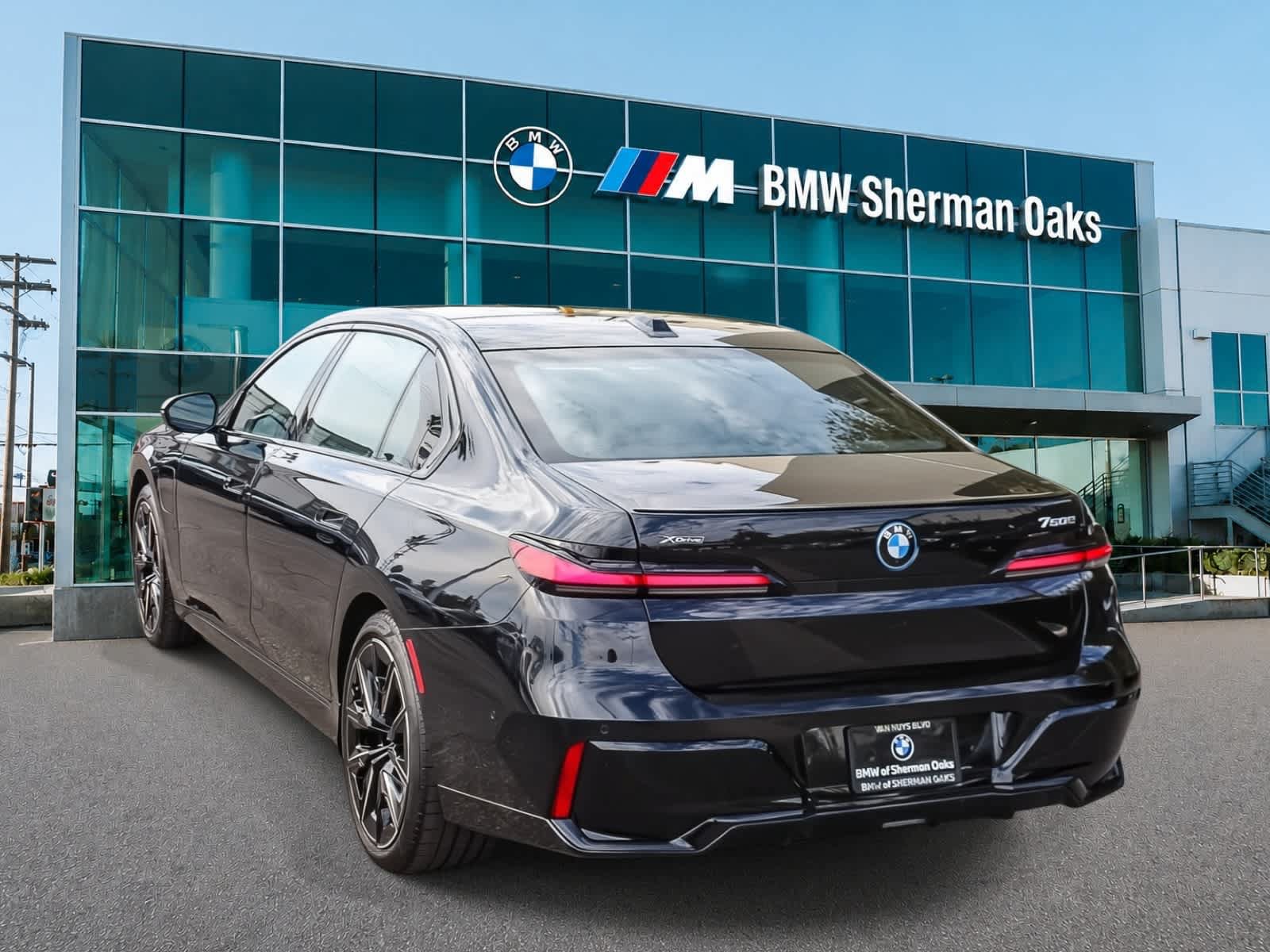 Used 2026 BMW 750e xDrive AWD/4WD image 6