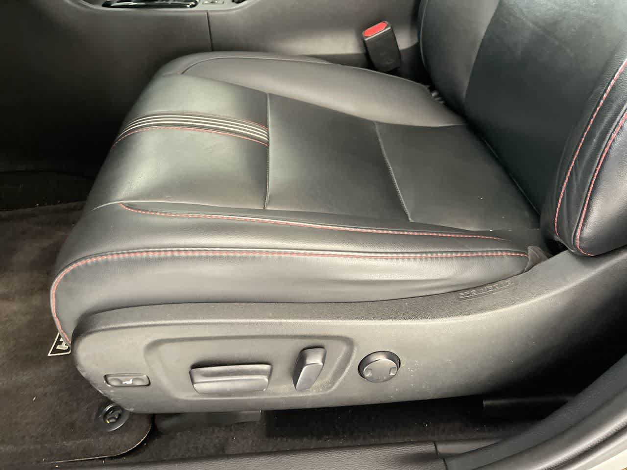 Used 2019 Toyota Highlander SE w/ Carpet Mat Package (TMS) AWD/4WD image 12