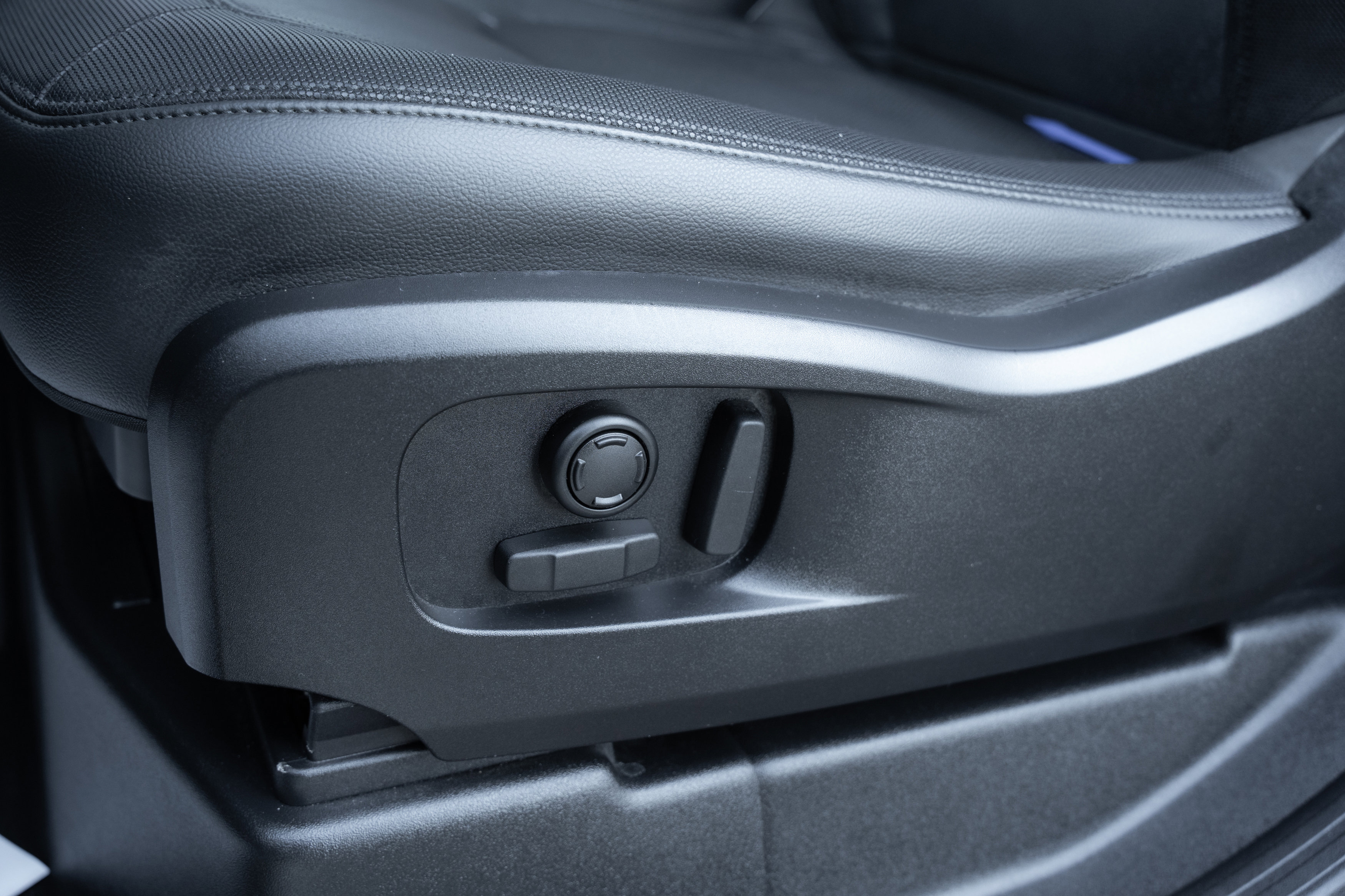 Used 2023 Land Rover Defender 90 X-Dynamic SE image 20